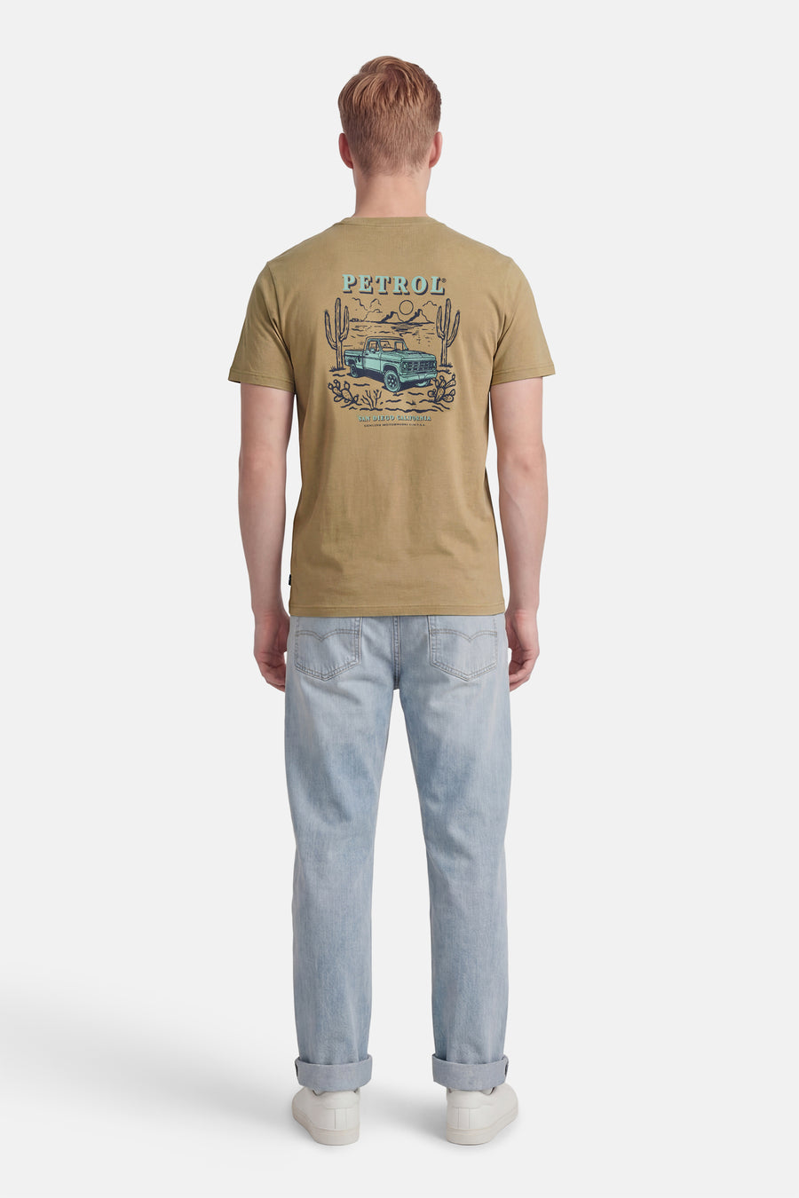 T-shirt vert à manches courtes de Petrol Industries® avec imprimé d'un pick-up vintage dans le dos.