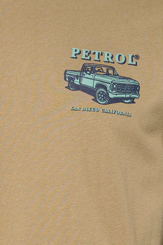 T-shirt vert à manches courtes de Petrol Industries®, avec un imprimé de camion et le texte San Diego California.
