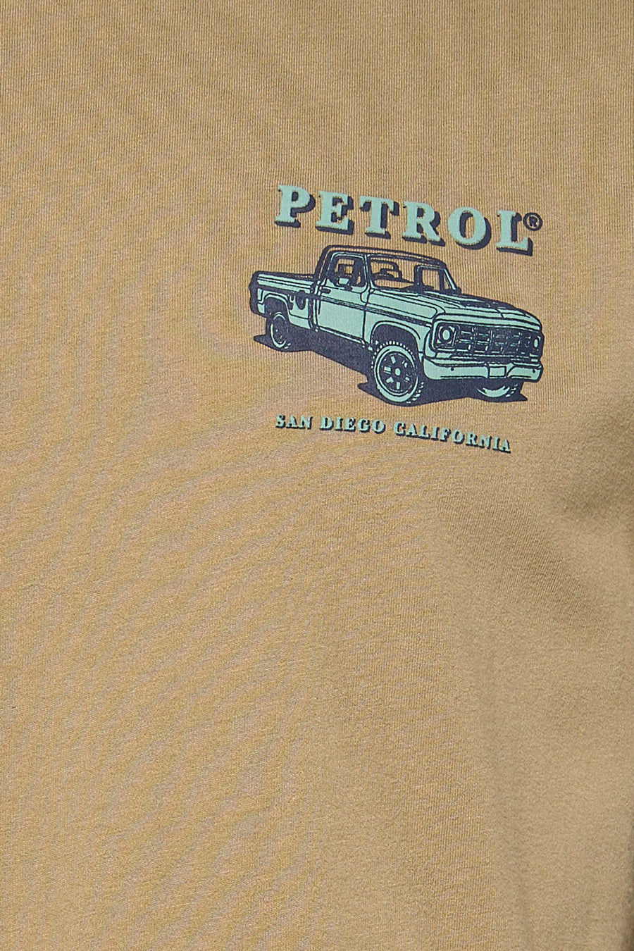 T-shirt vert à manches courtes de Petrol Industries®, avec un imprimé de camion et le texte San Diego California.