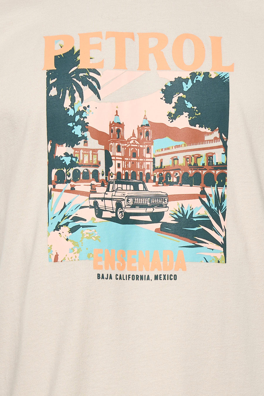 T-shirt écru à manches courtes de Petrol Industries® avec imprimé graphique d'un pick-up et de bâtiments.