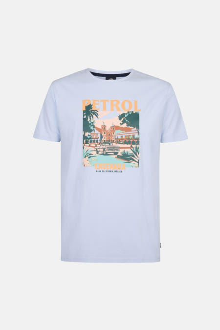 T-shirt bleu à manches courtes de Petrol Industries®, avec une impression colorée d'Ensenada, Baja California.