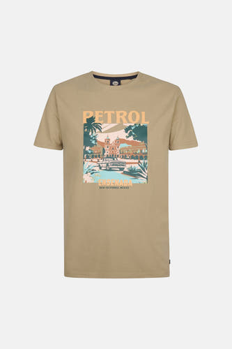T-shirt kaki à manches courtes de Petrol Industries avec une impression graphique d'un paysage.