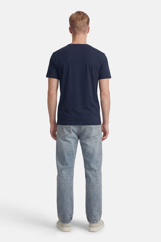 Blauw T-shirt met korte mouwen van Petrol Industries, gezien van achteren, gedragen met jeans en sneakers.
