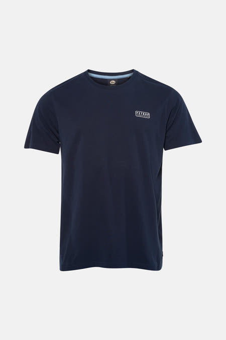 T-shirt bleu à manches courtes de Petrol Industries, vu de dos, porté avec un jean et des baskets.