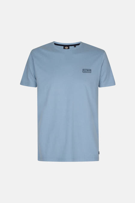 T-shirt bleu à manches courtes de Petrol Industries avec un logo sur la poitrine.