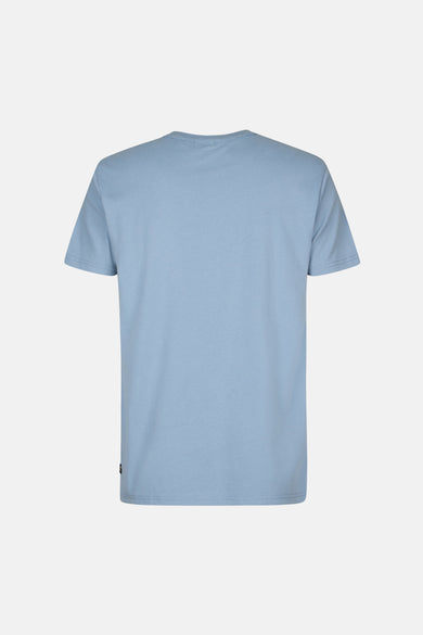 T-shirt bleu à manches courtes de Petrol Industries, avec le dos affiché sur un fond blanc.