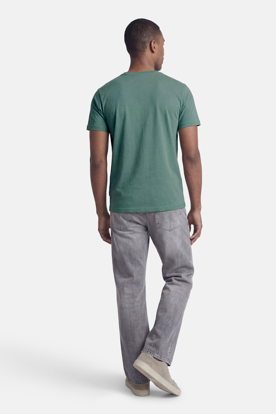 Groen T-shirt met korte mouwen van Petrol Industries®, achterkant gezien, gecombineerd met grijze jeans en beige schoenen.