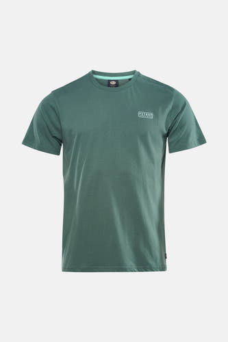 T-shirt vert à manches courtes de Petrol Industries, avec un logo sur la poitrine et porté avec un jean gris.