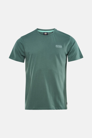 T-shirt vert à manches courtes de Petrol Industries, avec un logo sur la poitrine et porté avec un jean gris.