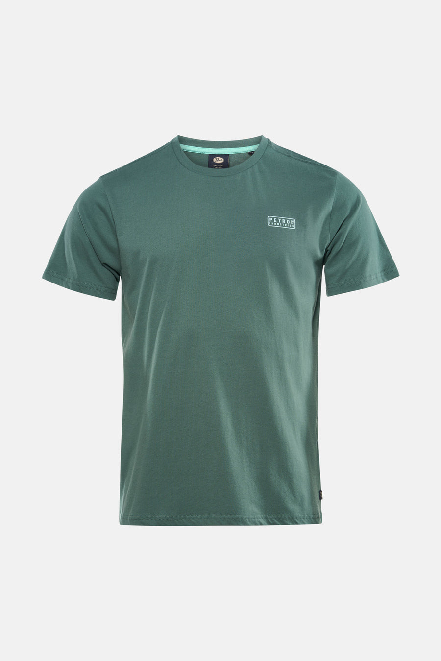 T-shirt vert à manches courtes de Petrol Industries, avec un logo sur la poitrine et porté avec un jean gris.
