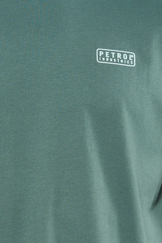T-shirt vert à manches courtes de Petrol Industries avec un logo sur la poitrine et une texture finement tricotée.