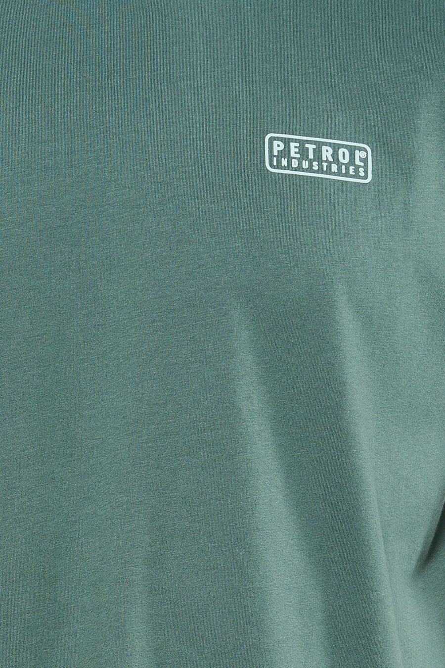 T-shirt vert à manches courtes de Petrol Industries avec un logo sur la poitrine et une texture finement tricotée.