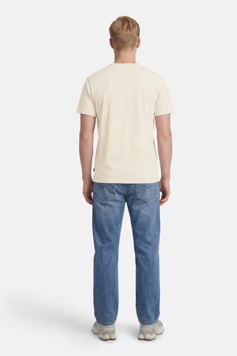 T-shirt écru à manches courtes de Petrol Industries, vu de dos, porté avec un jean et des baskets.