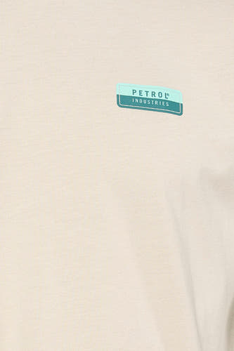 T-shirt écru à manches courtes de Petrol Industries®, avec un logo sur la poitrine.
