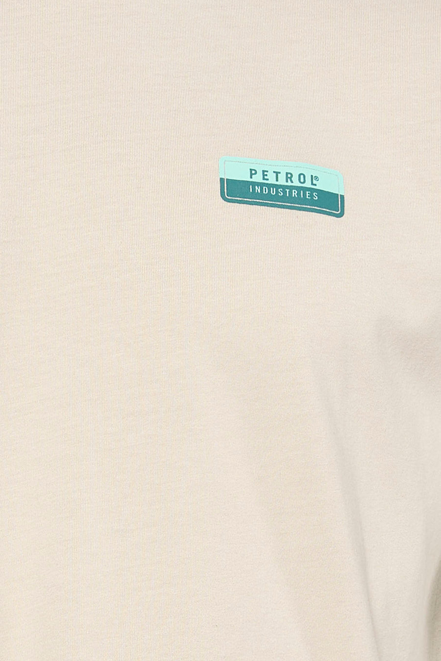 T-shirt écru à manches courtes de Petrol Industries®, avec un logo sur la poitrine.