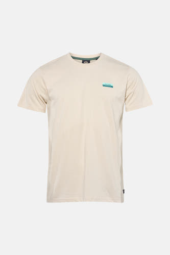 T-shirt écru à manches courtes de Petrol Industries, avec logo sur la poitrine, porté avec un jean bleu et des baskets.