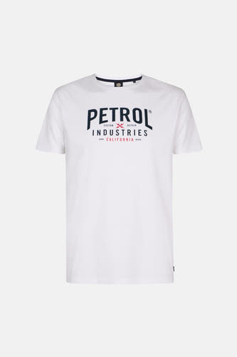 T-shirt blanc à manches courtes de Petrol Industries, avec un imprimé logo bleu foncé sur la poitrine.