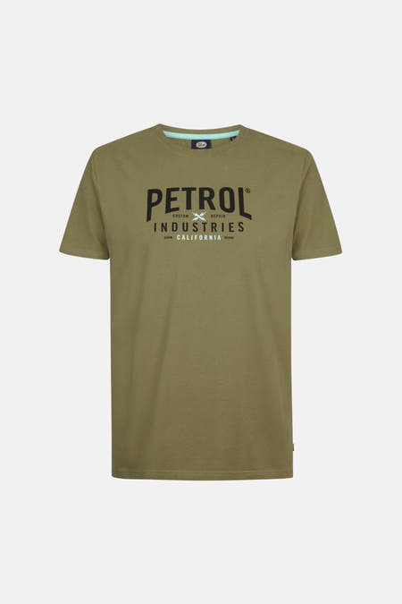 T-shirt vert avec manches courtes de Petrol Industries, avec une impression noire sur l'avant.