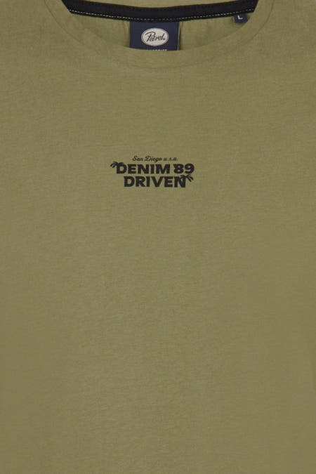 T-shirt vert avec manches courtes de Petrol Industries, avec une petite impression noire sur la poitrine.