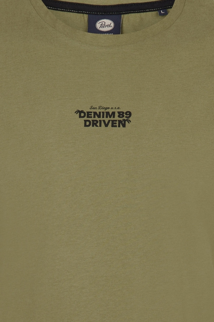T-shirt vert avec manches courtes de Petrol Industries, avec une petite impression noire sur la poitrine.