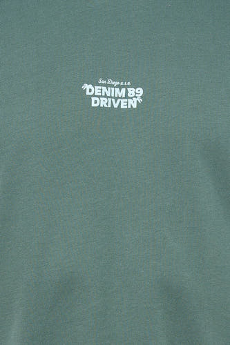 T-shirt vert à manches courtes de Petrol Industries® avec imprimé blanc de palmiers et le texte "San Diego u.s.a. Denim 89 Driven".