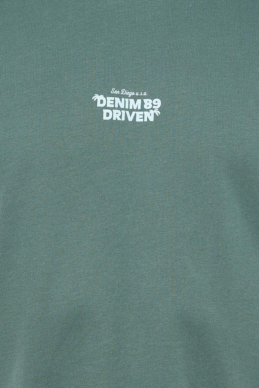 T-shirt vert à manches courtes de Petrol Industries® avec imprimé blanc de palmiers et le texte "San Diego u.s.a. Denim 89 Driven".