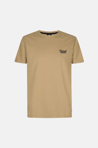T-shirt beige à manches courtes de Petrol Industries, avec un logo sur la poitrine.