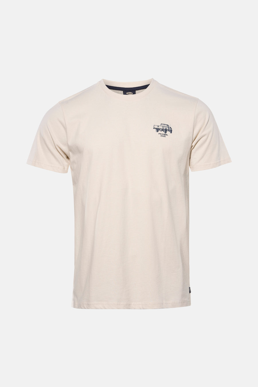 T-shirt écru à manches courtes de Petrol Industries, avec un petit imprimé de pick-up sur la poitrine.