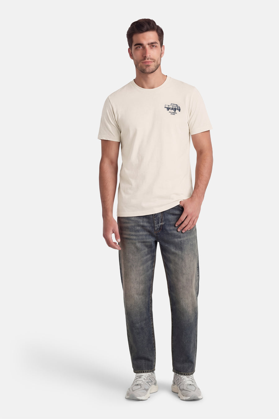 T-shirt écru à manches courtes de Petrol Industries, avec un petit imprimé bleu.
