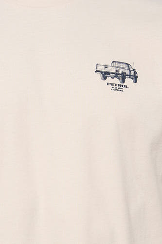 T-shirt écru à manches courtes de Petrol Industries®, avec petit imprimé d'un camion et texte.