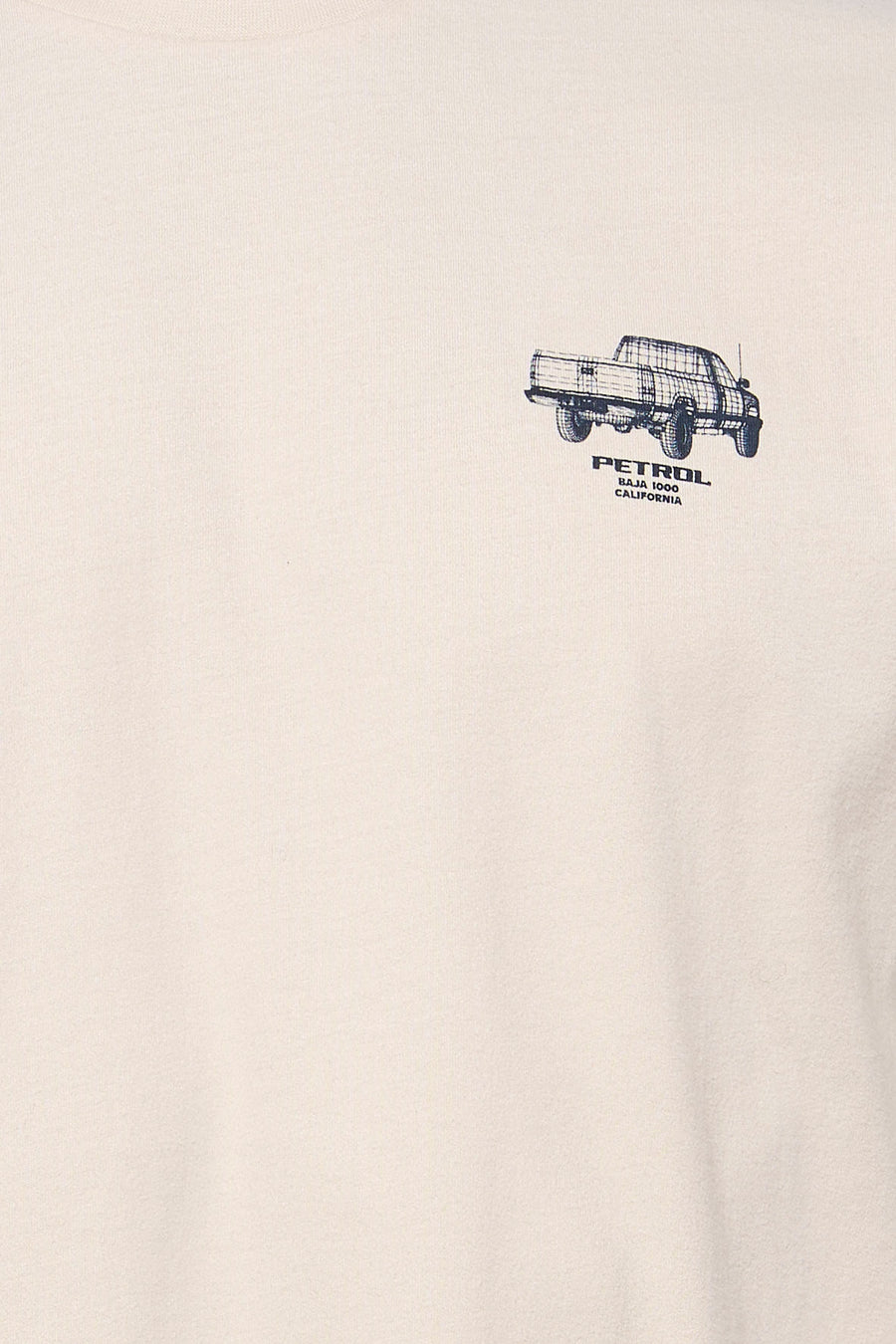 T-shirt écru à manches courtes de Petrol Industries®, avec petit imprimé d'un camion et texte.