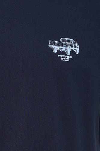 T-shirt bleu à manches courtes de Petrol Industries, avec imprimé graphique d'une voiture et texte.