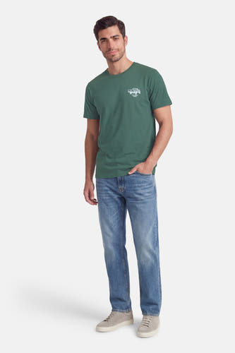 Groen T-shirt met korte mouwen van Petrol Industries®, met een kleine print en gecombineerd met jeans en suède schoenen.
