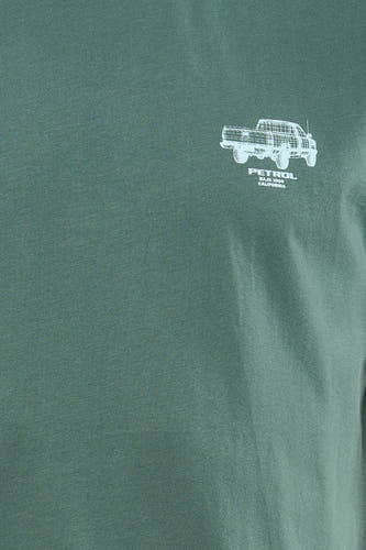 T-shirt vert à manches courtes de Petrol Industries avec un imprimé voiture blanc.