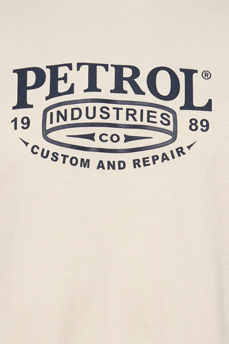 T-shirt écru à manches courtes de Petrol Industries, avec imprimé logo vintage bleu sur la poitrine.