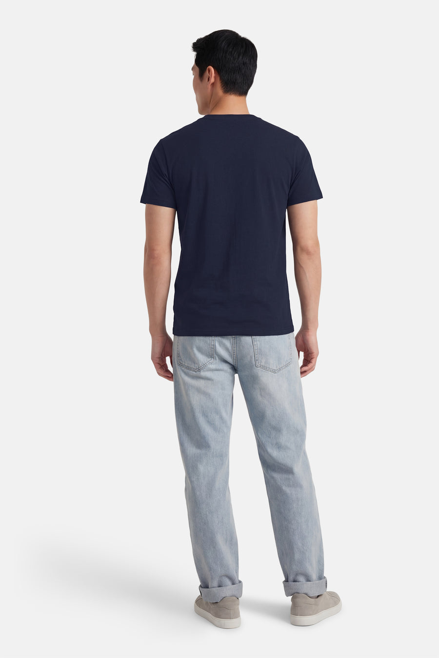 T-shirt bleu à manches courtes de Petrol Industries®, vu de dos, avec un jean bleu clair et des chaussures grises.