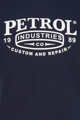 T-shirt bleu à manches courtes de Petrol Industries®, avec un imprimé blanc frappant sur le devant.