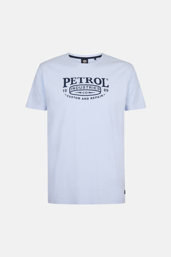 T-shirt bleu de Petrol Industries avec des manches courtes et une impression graphique sur la poitrine.
