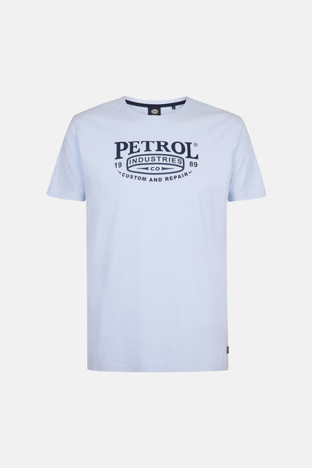 T-shirt bleu de Petrol Industries avec des manches courtes et une impression graphique sur la poitrine.