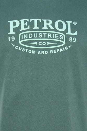 T-shirt vert à manches courtes de Petrol Industries, avec un logo imprimé vintage sur la poitrine.