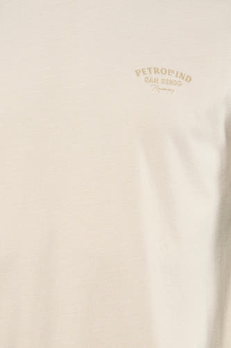 T-shirt écru à manches courtes de Petrol Industries®, avec petit lettrage du logo.