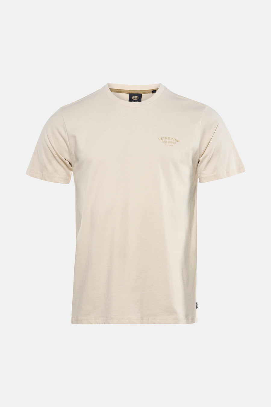 T-shirt écru à manches courtes de Petrol Industries®, avec un petit logo sur la poitrine, à combiner avec un jean et des baskets blanches.
