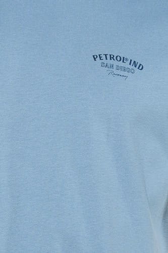Blauw T-shirt met korte mouwen van Petrol Industries, met kleine bedrukte tekst op de borst.