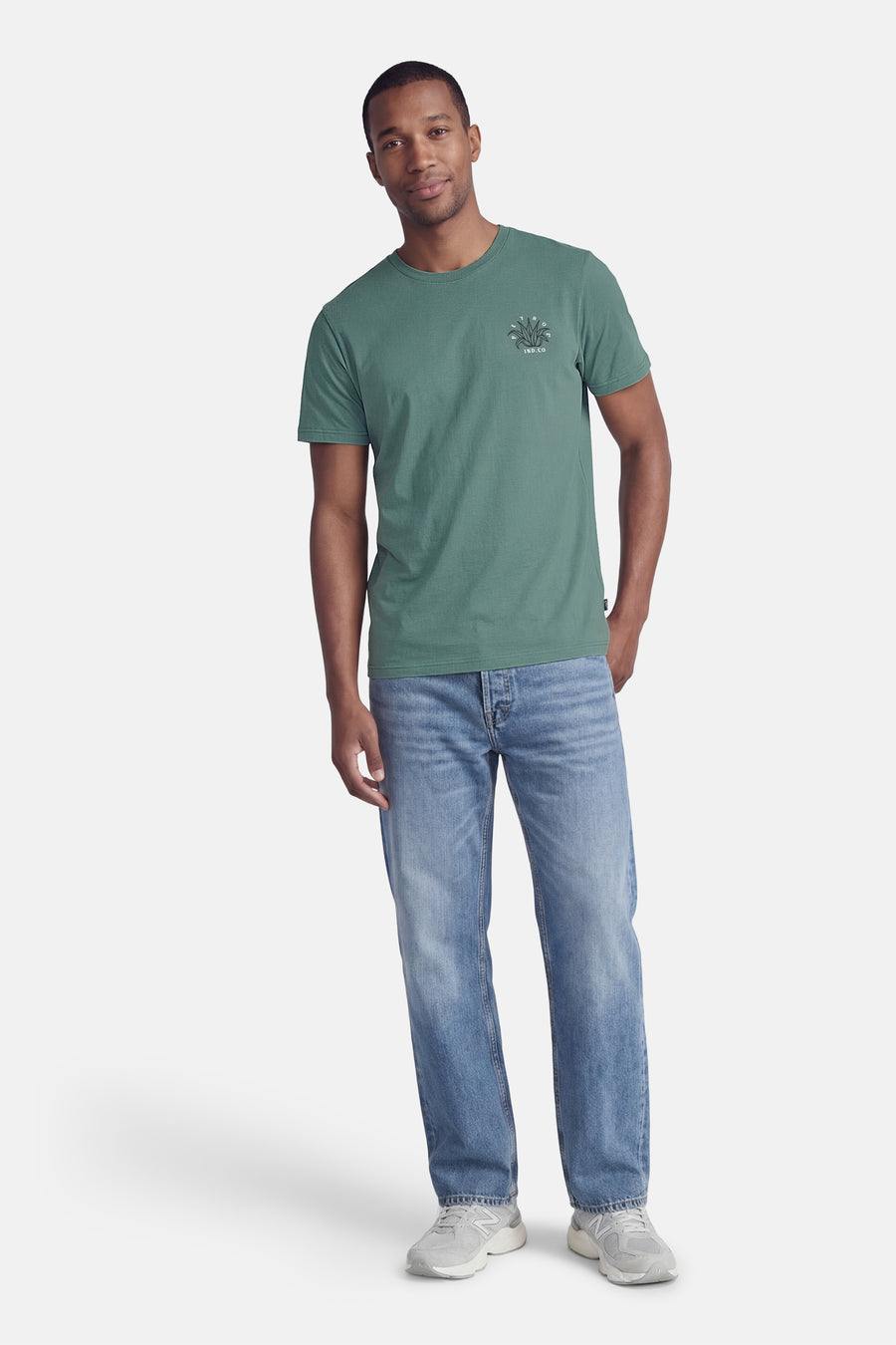T-shirt vert à manches courtes de Petrol Industries®, avec un petit imprimé graphique sur la poitrine et porté avec un jean.