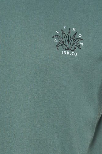 T-shirt vert à manches courtes de Petrol Industries® avec un petit logo à motif végétal.