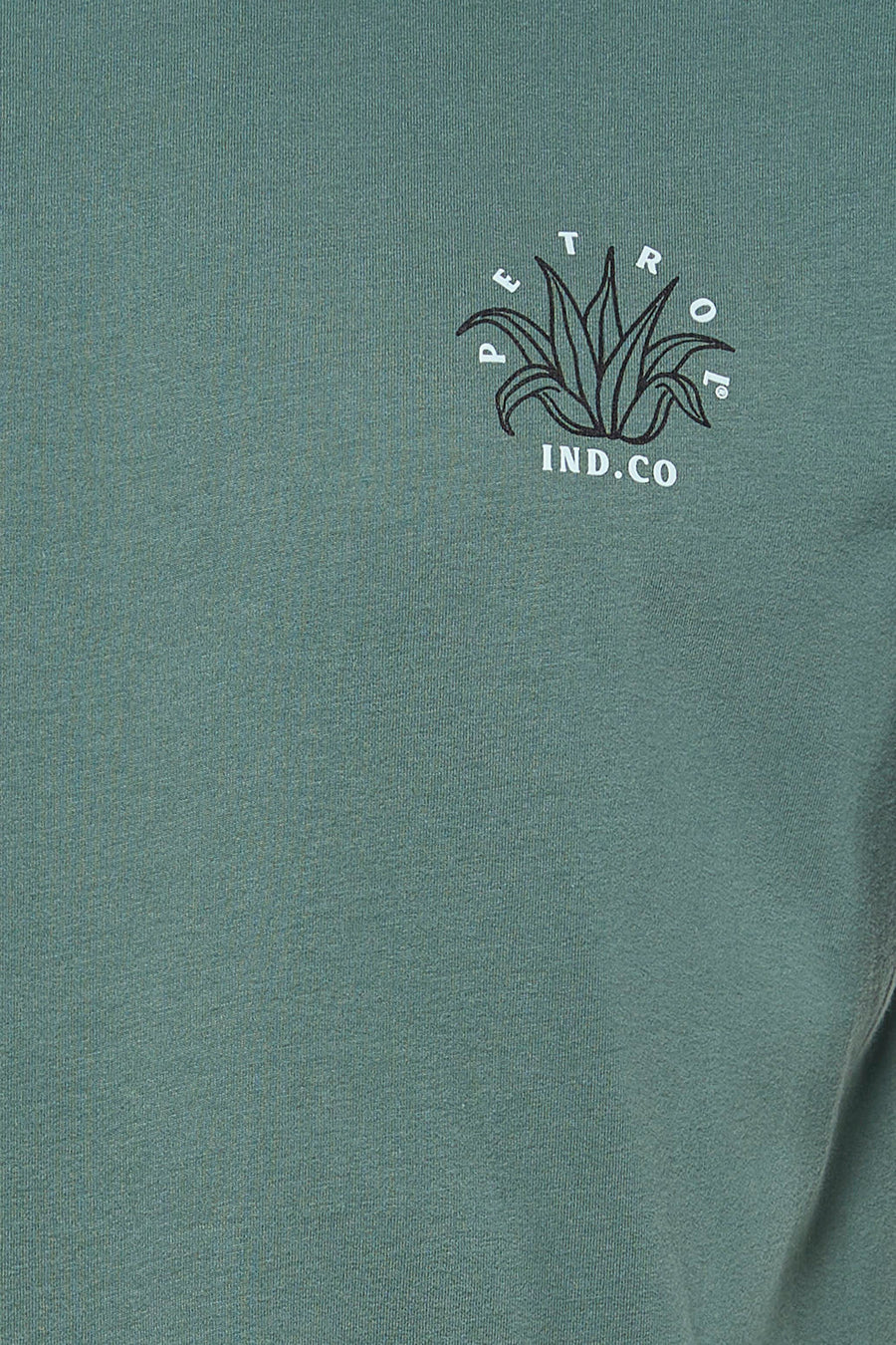 T-shirt vert à manches courtes de Petrol Industries® avec un petit logo à motif végétal.