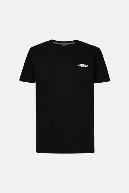 T-shirt noir à manches courtes de Petrol Industries, avec un logo de marque blanc sur la poitrine.