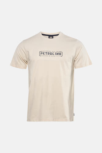 T-shirt écru à manches courtes de Petrol Industries, avec un logo sur la poitrine, à combiner avec un jean gris et des baskets grises.