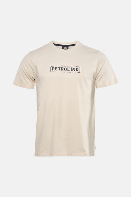 T-shirt écru à manches courtes de Petrol Industries, avec un logo sur la poitrine, à combiner avec un jean gris et des baskets grises.