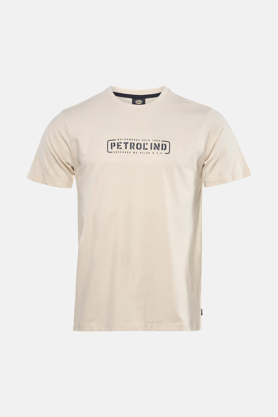 T-shirt écru à manches courtes de Petrol Industries, avec un logo sur la poitrine, à combiner avec un jean gris et des baskets grises.
